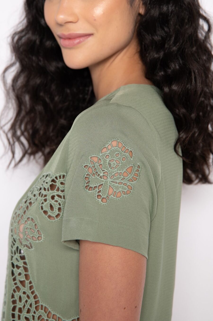 Blusa Bordada em Richelieu Manga Curta Verde - Arlete - Imagem 4