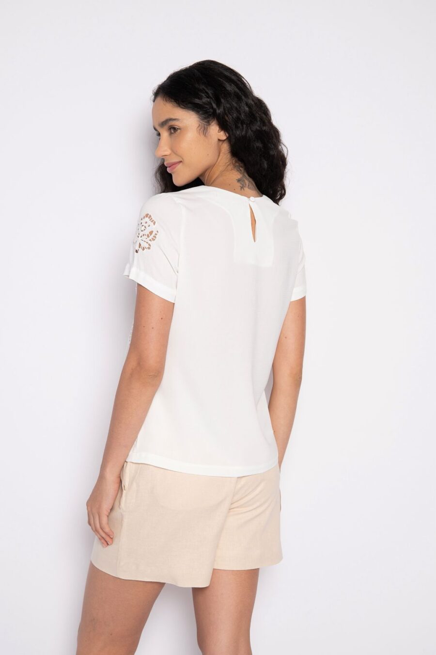 Blusa Bordada em Richelieu Manga Curta off white - Arlete - Imagem 2