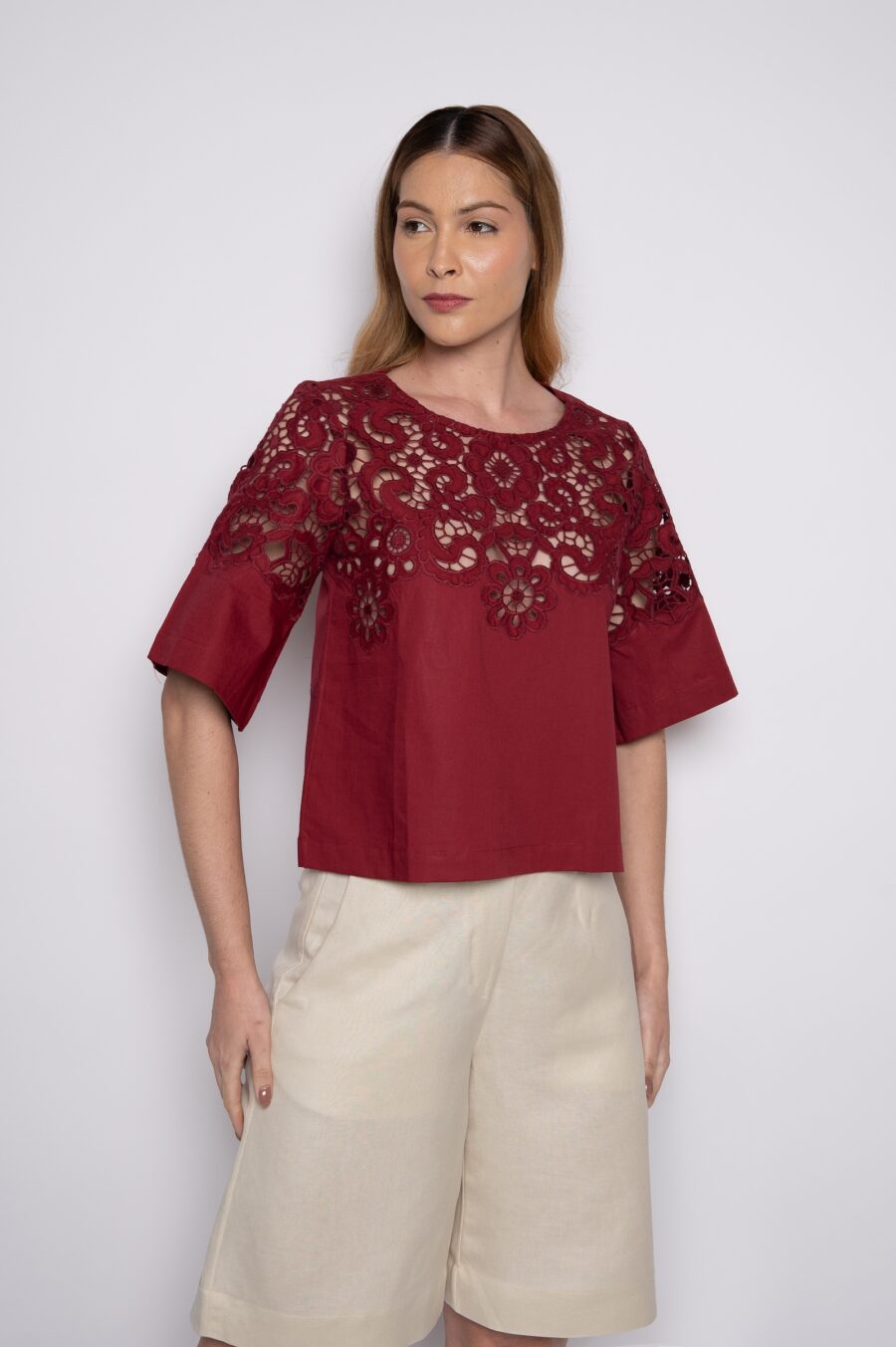 Blusa bordada manga curta em algodão cabernet - Amália - Imagem 5