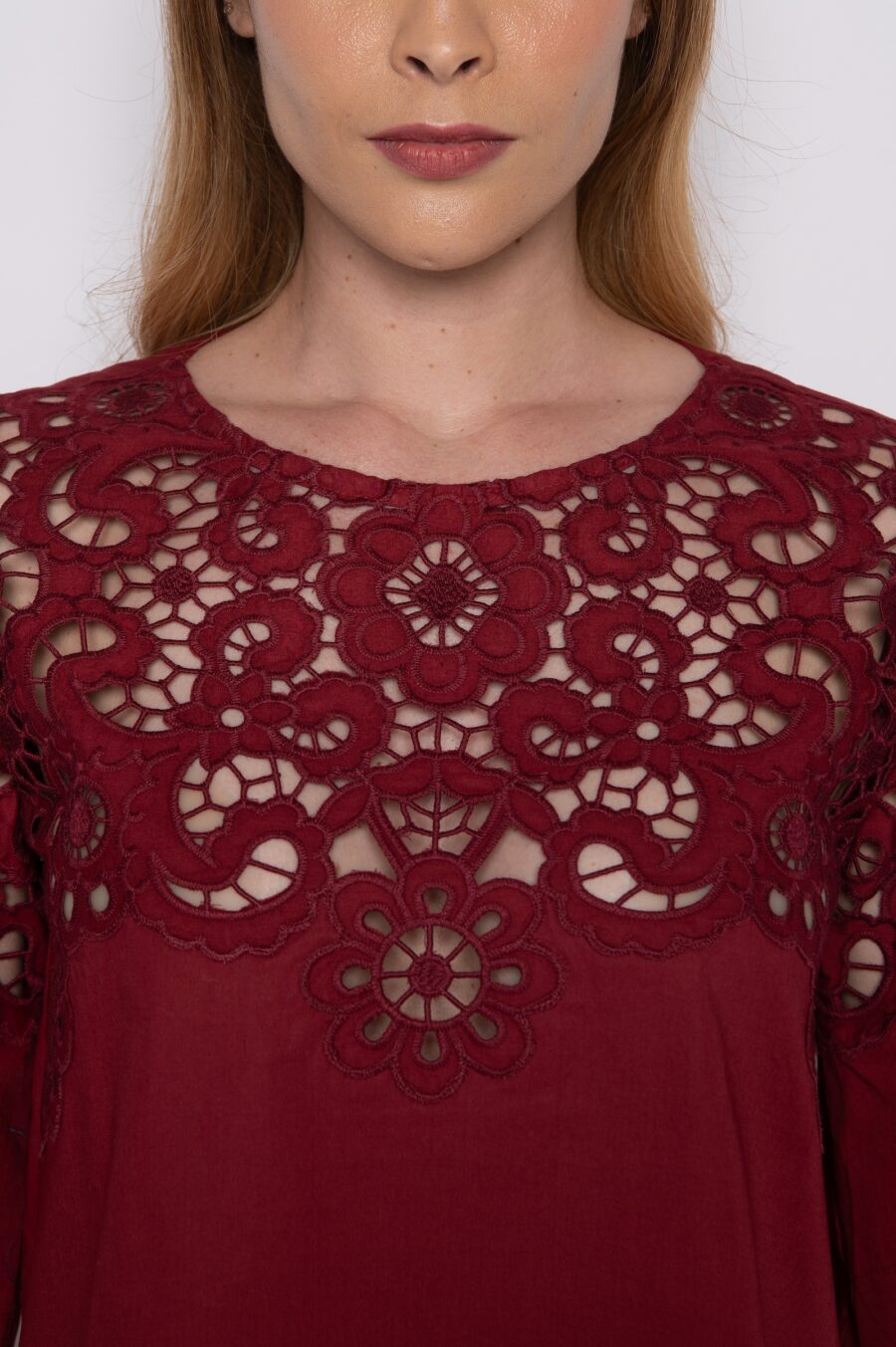 Blusa bordada manga curta em algodão cabernet - Amália - Imagem 3