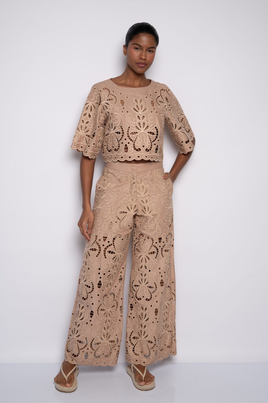 Blusa cropped bordado vazado caqui - Ariane - Imagem 2