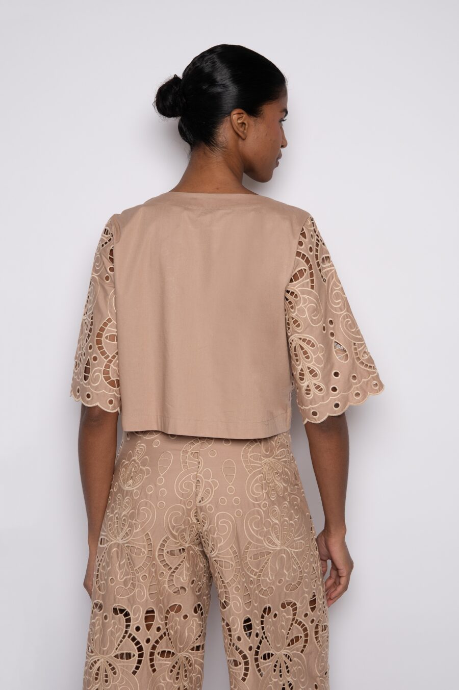Blusa cropped bordado vazado caqui - Ariane - Imagem 3