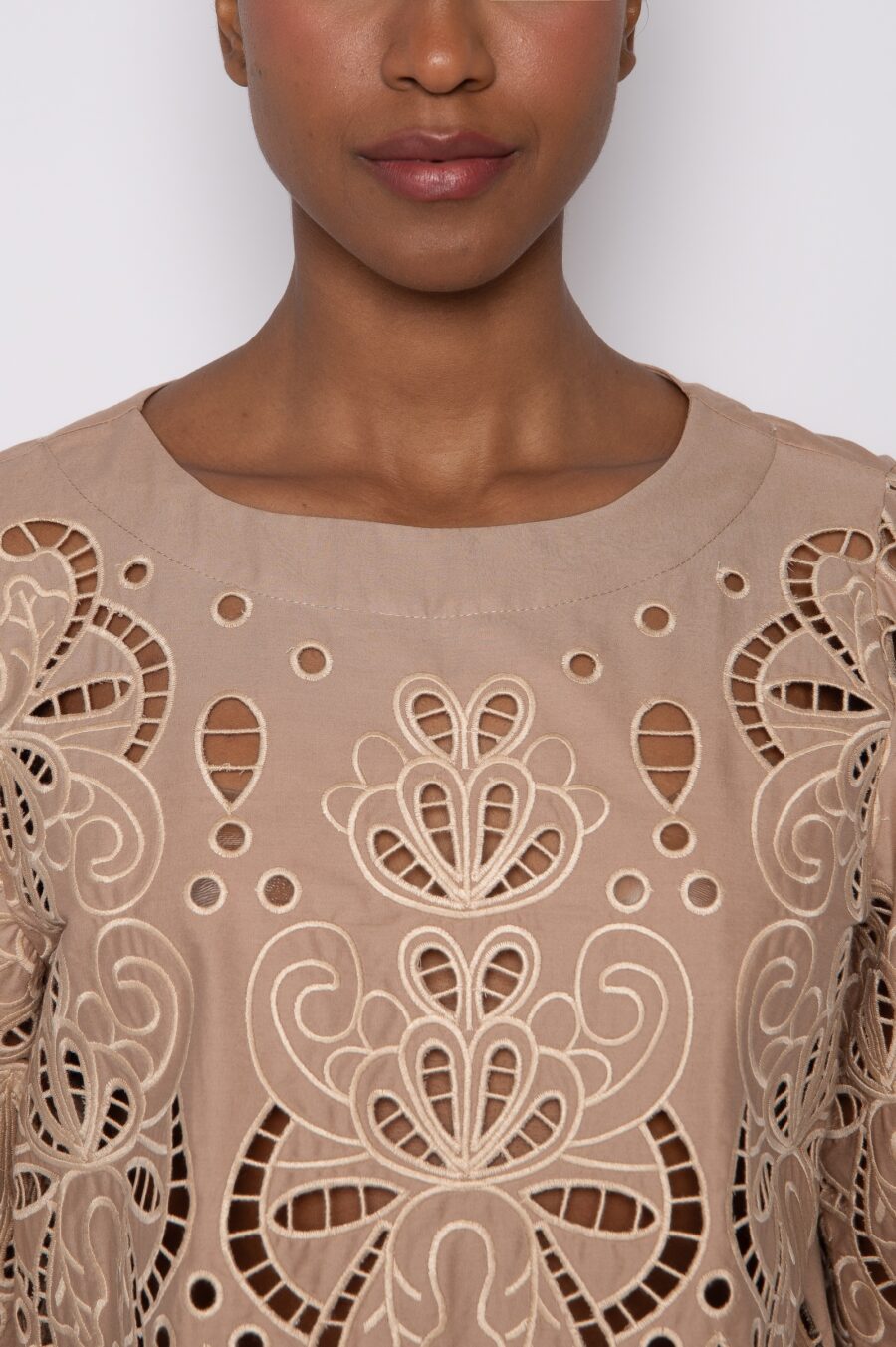 Blusa cropped bordado vazado caqui - Ariane - Imagem 4