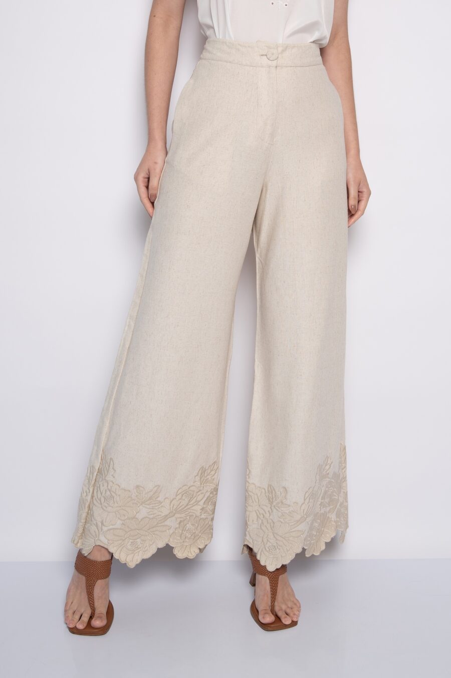Calça Pantalona em Linho com Barra Bordada - MARIA - Imagem 2