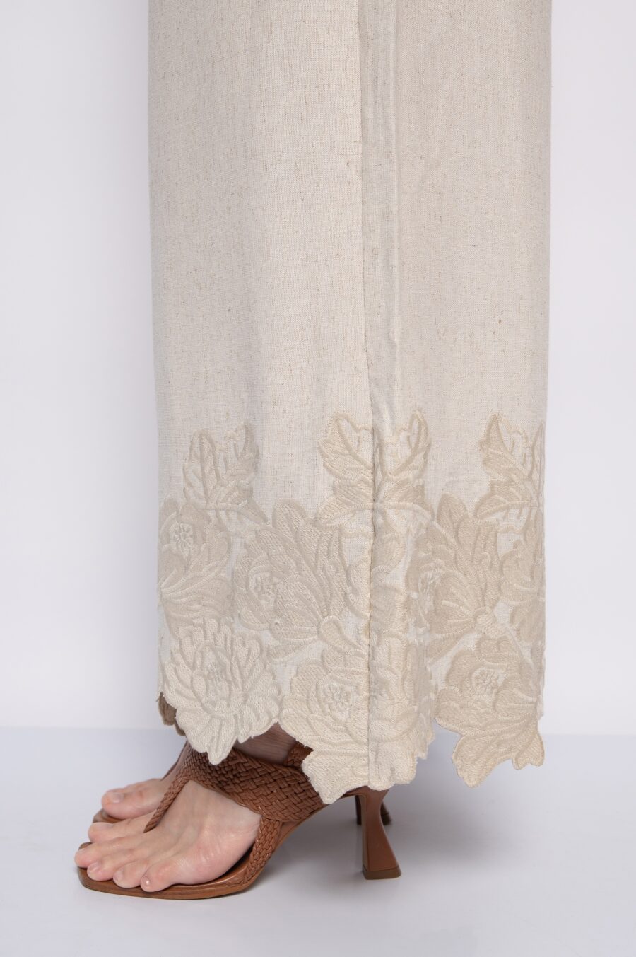 Calça Pantalona em Linho com Barra Bordada - MARIA - Imagem 4
