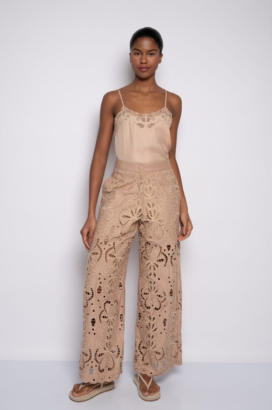 Calça com bordado vazado caqui - Mirela