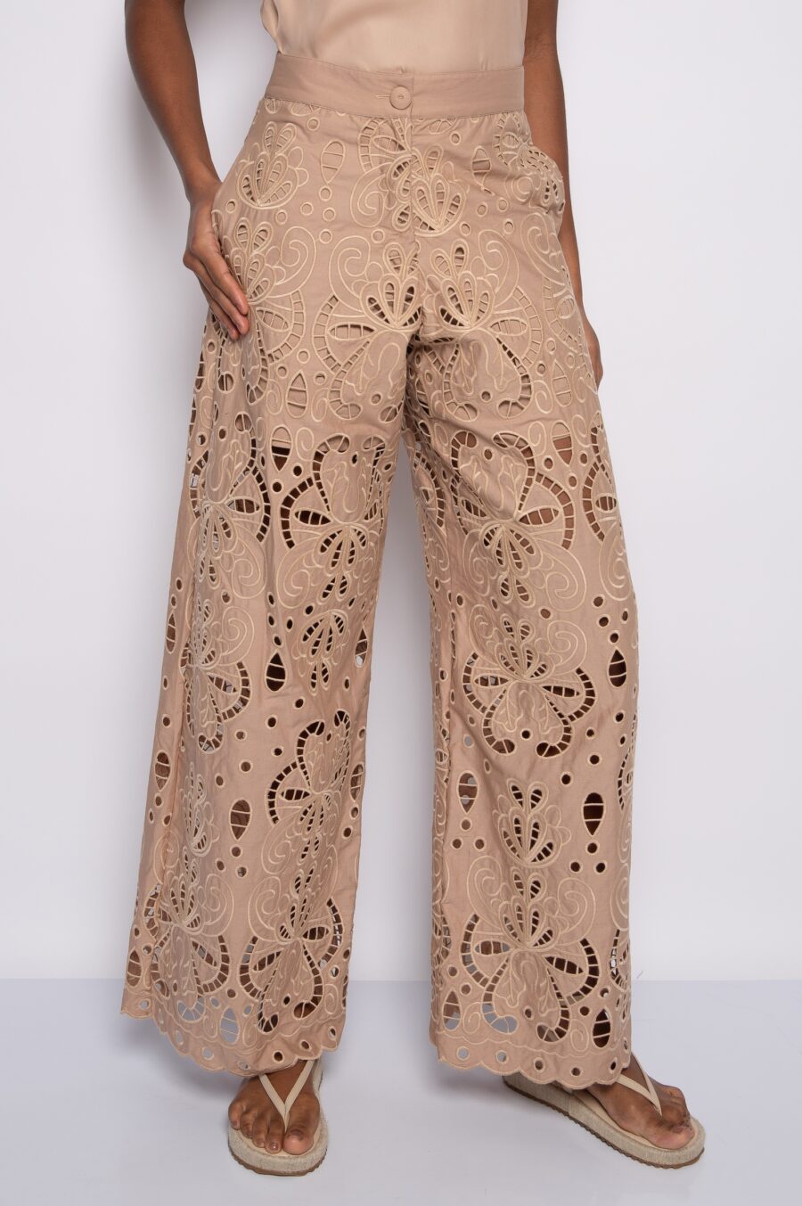 Calça com bordado vazado caqui - Mirela - Imagem 2