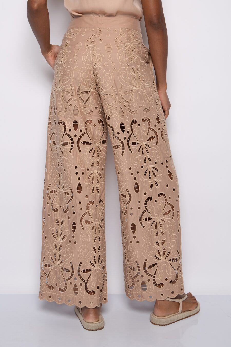 Calça com bordado vazado caqui - Mirela - Imagem 3