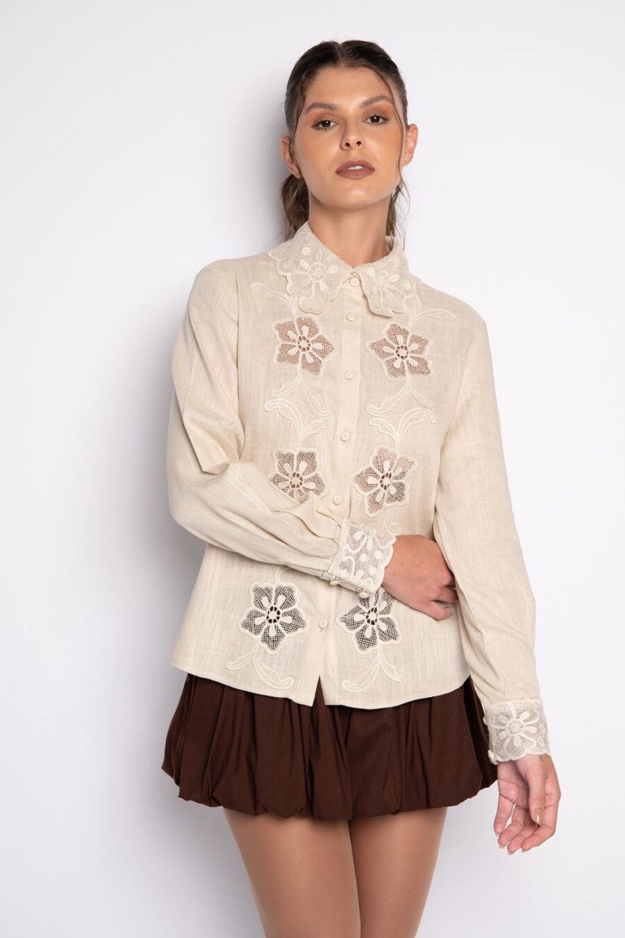 Camisa Bege Manga Longa Bordada - Roberta - Imagem 2