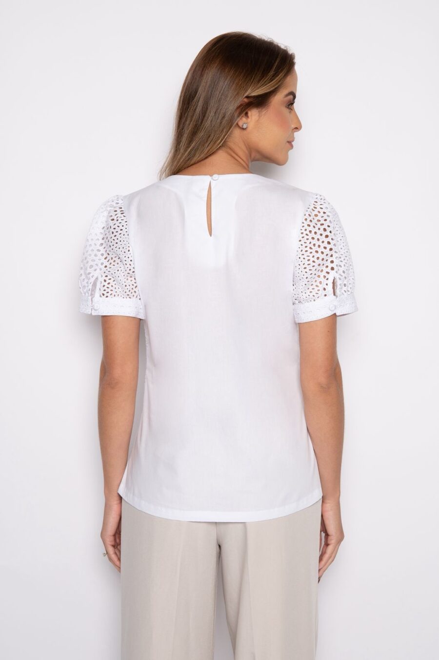 Blusa branca bordada com manga curta - Sandra - Imagem 3