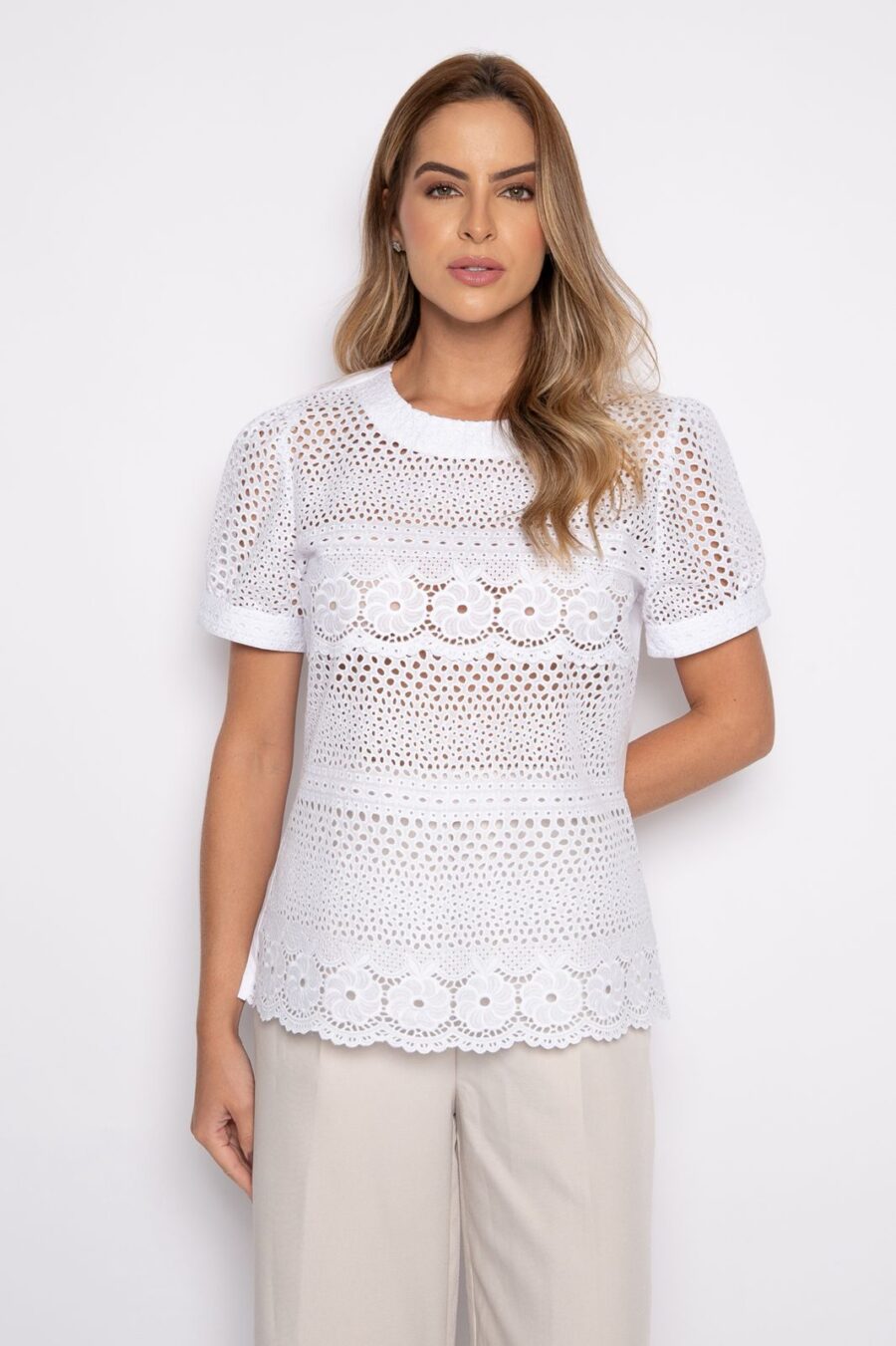 Blusa branca bordada com manga curta - Sandra - Imagem 2
