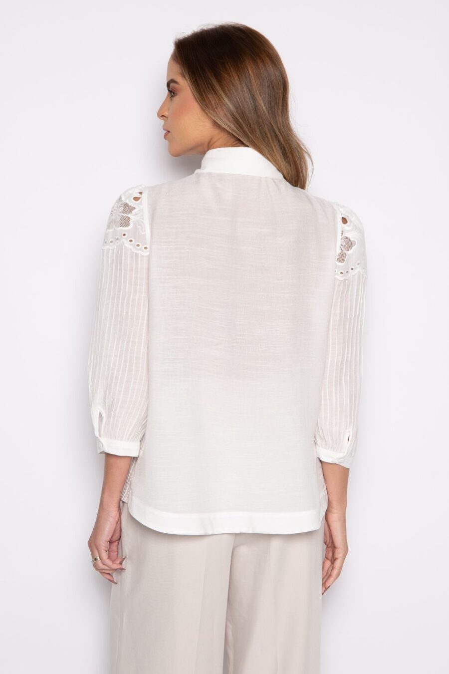 Camisa off white com micro nervuras e bordado Richelieu - CAMILA - Imagem 3