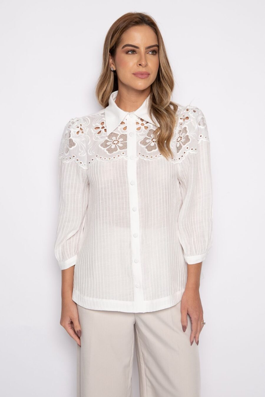 Camisa off white com micro nervuras e bordado Richelieu - CAMILA - Imagem 2