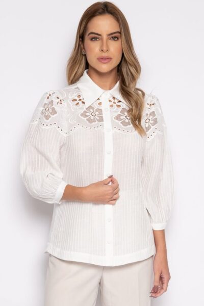 Camisa off white com micro nervuras e bordado Richelieu - CAMILA