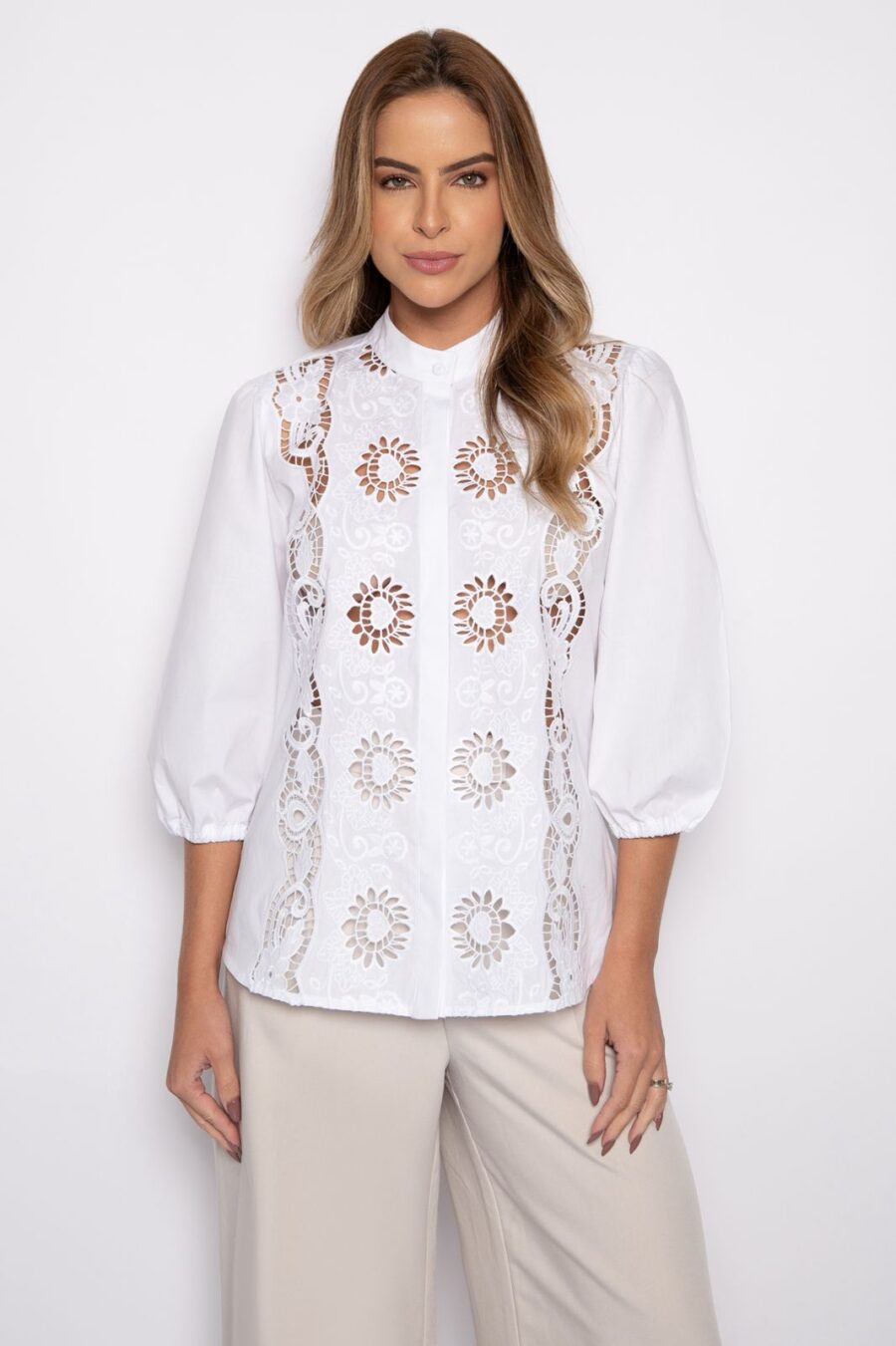 Camisa branca bordada com manga bufante - Jaqueline - Imagem 2