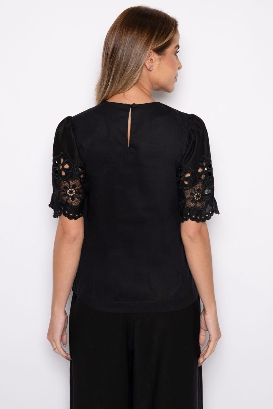 Blusa preta com manga curta com nervuras - Carol - Imagem 3
