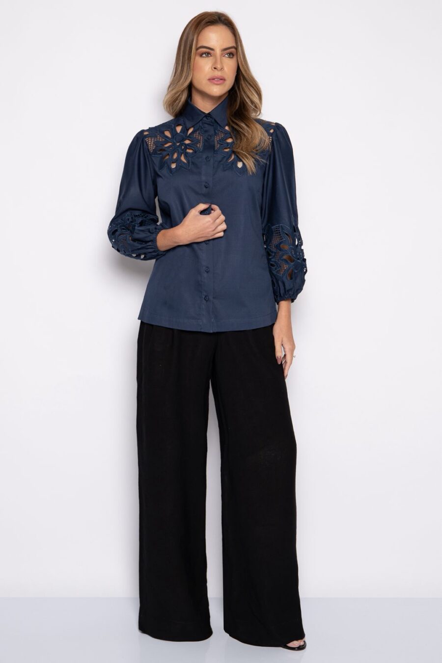 Camisa azul marinho com bordado vazado - DANDARA