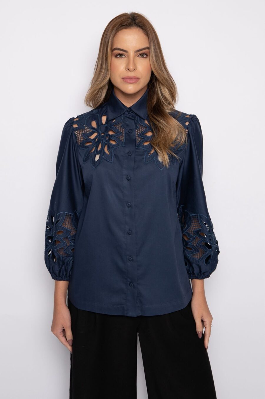 Camisa azul marinho com bordado vazado - DANDARA - Imagem 2