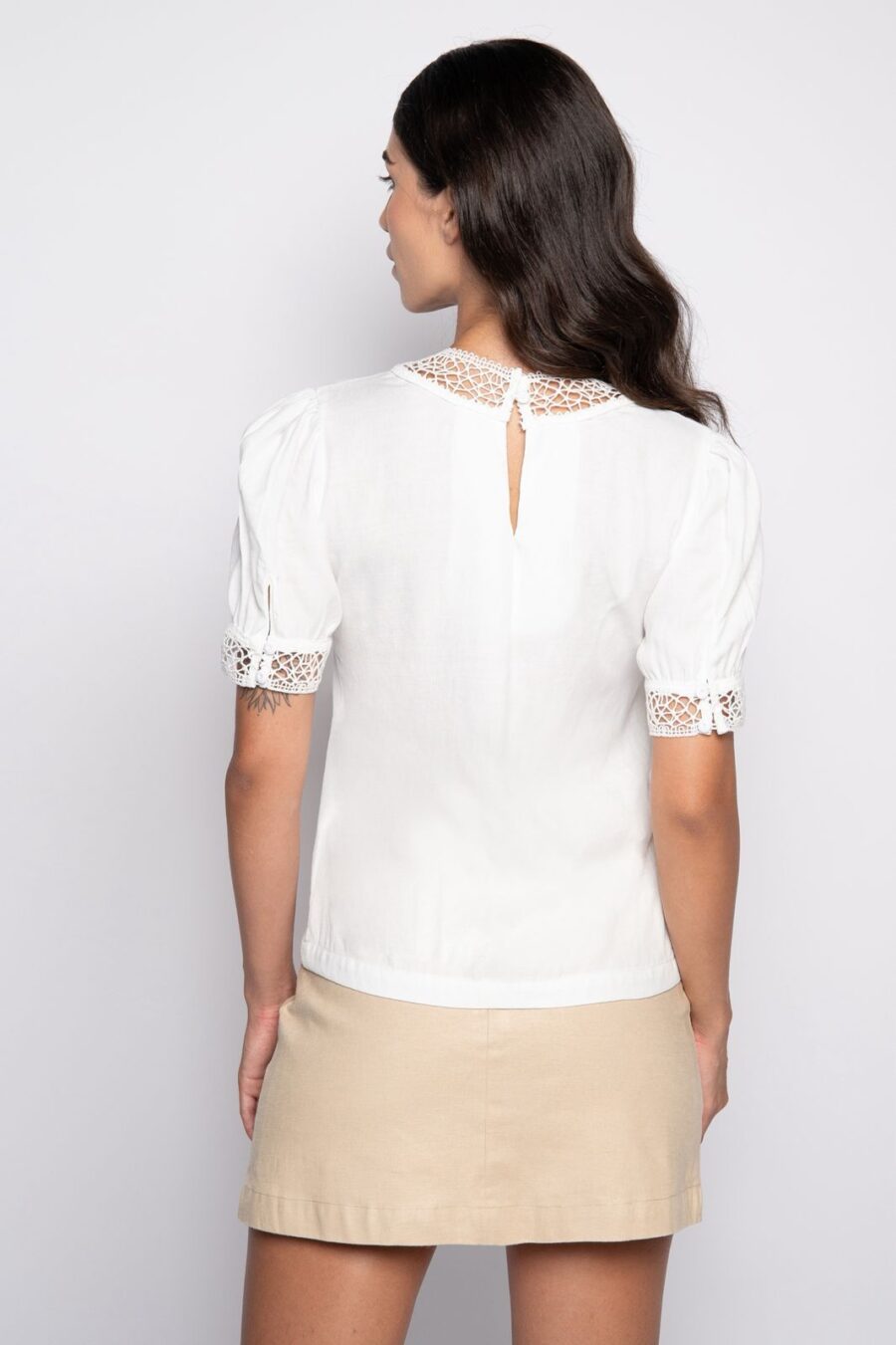 Blusa bordada com manga curta bufante off white - Clara - Imagem 4