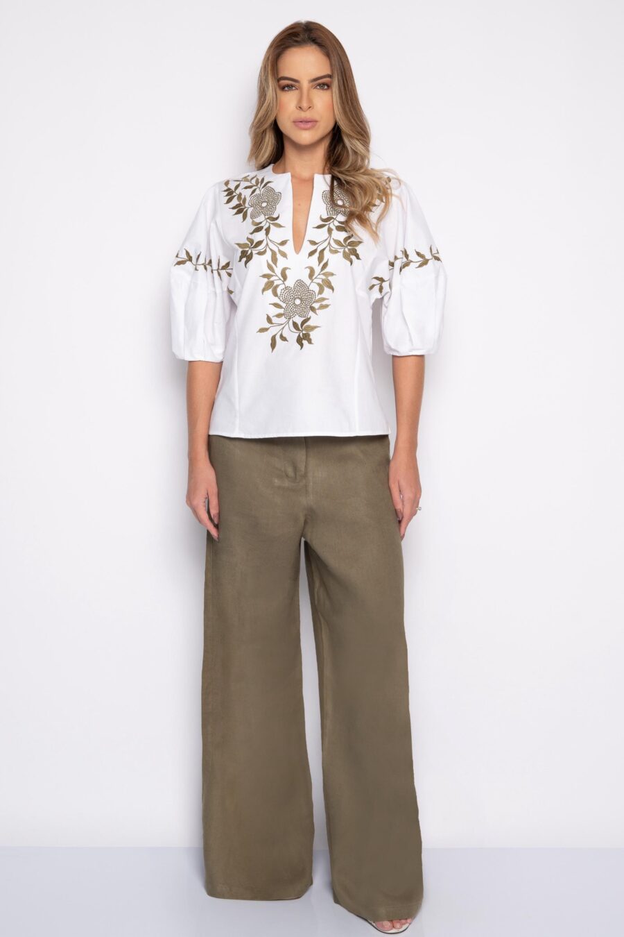 Blusa bordada com manga bufante branca - Cleo - Imagem 2