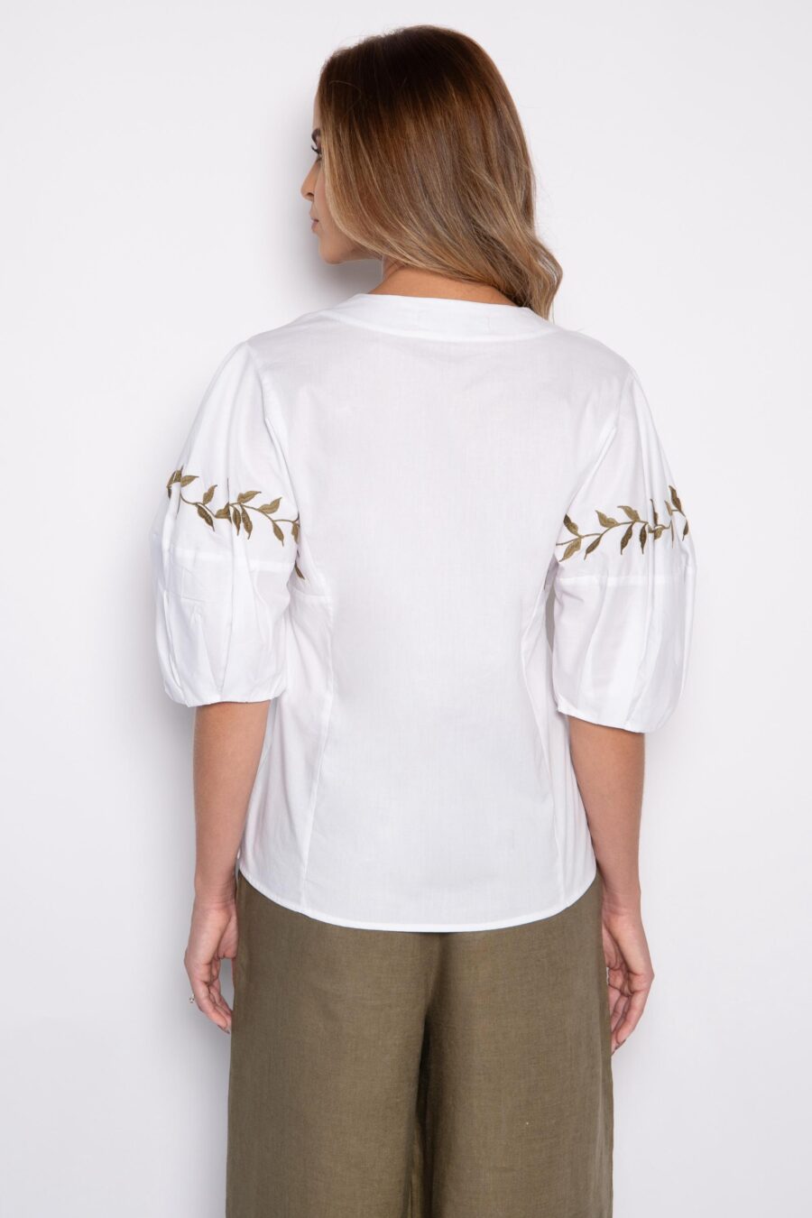 Blusa bordada com manga bufante branca - Cleo - Imagem 3