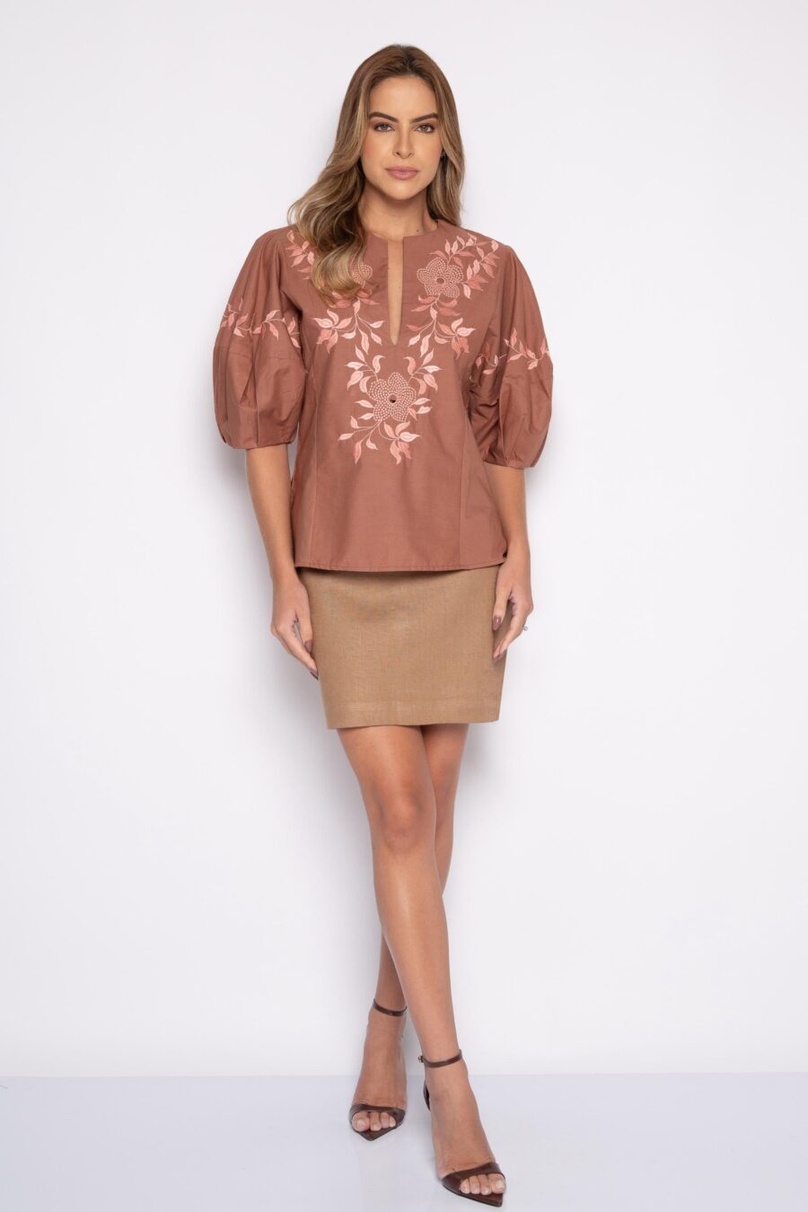 Blusa bordada com manga bufante marrom - Cleo - Imagem 4