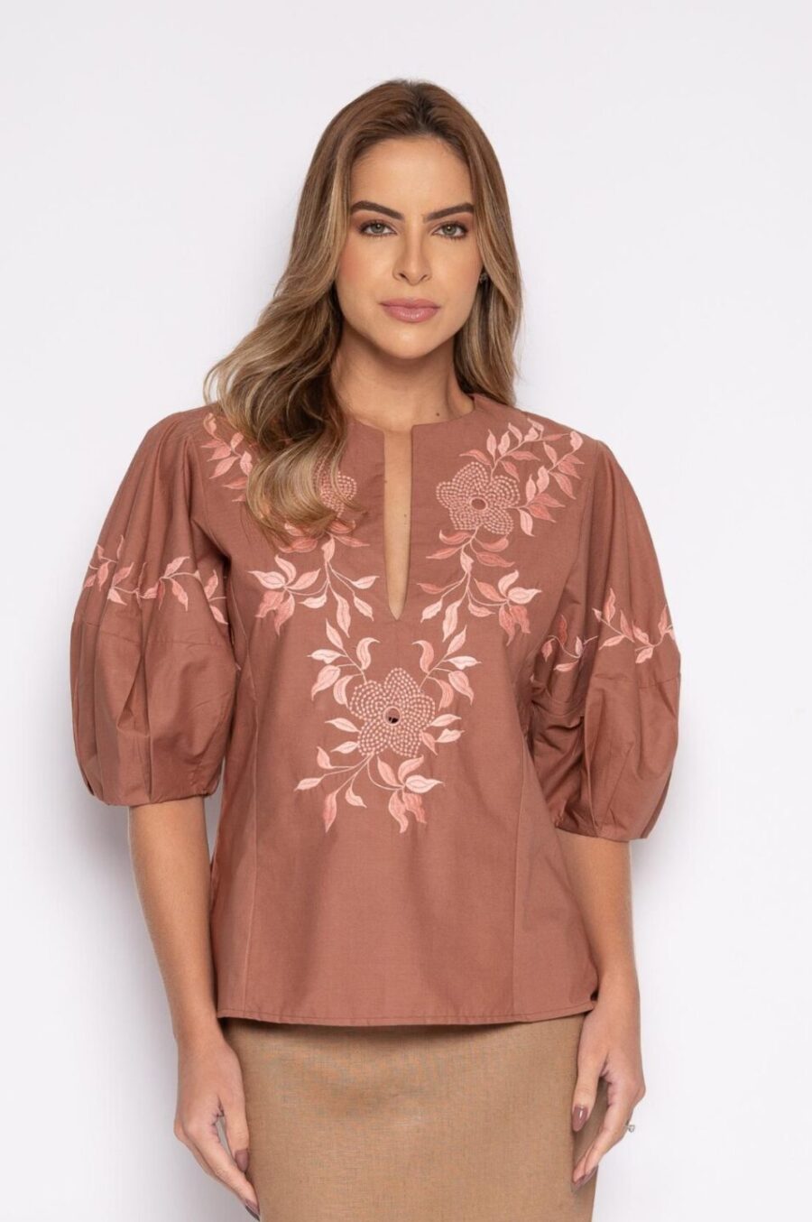 Blusa bordada com manga bufante marrom - Cleo - Imagem 4