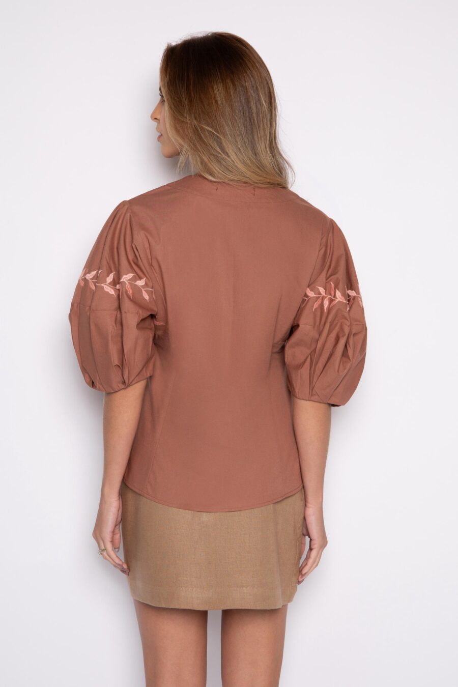 Blusa bordada com manga bufante marrom - Cleo - Imagem 2