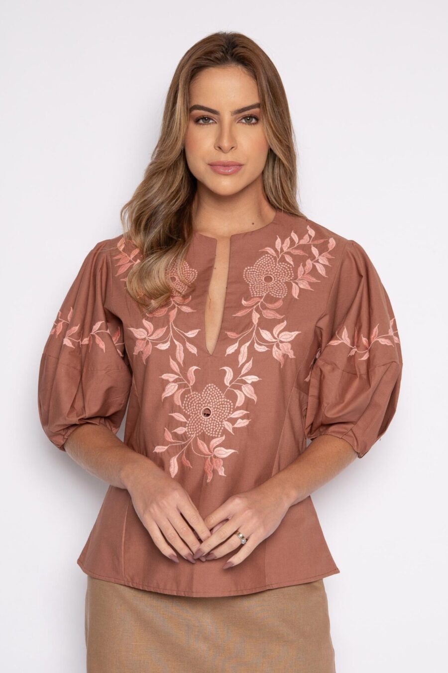 Blusa bordada com manga bufante marrom - Cleo