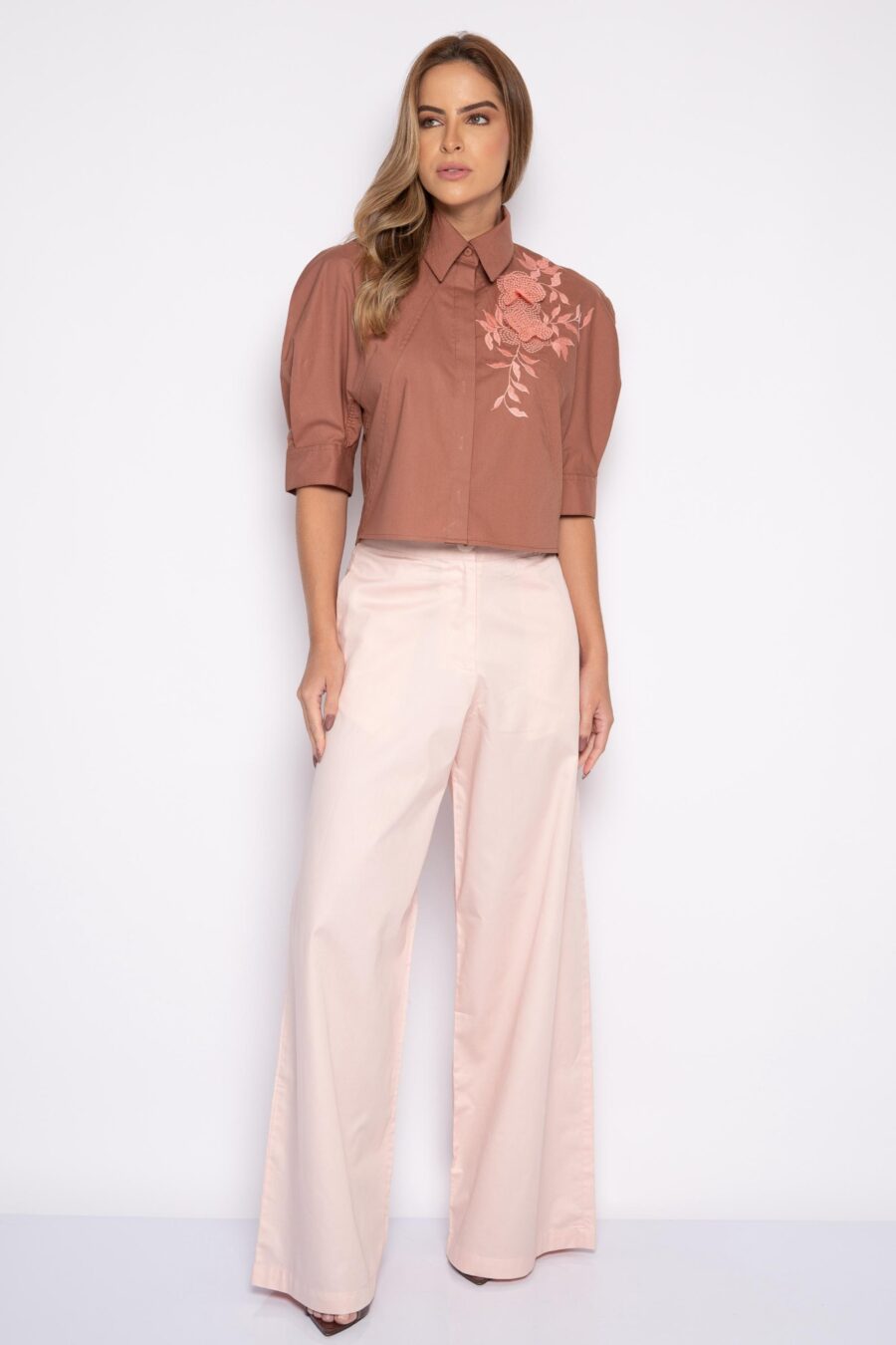 Camisa cropped marrom bordada - Helena - Imagem 2