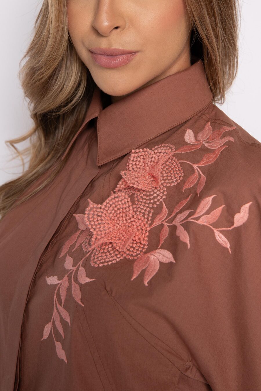 Camisa cropped marrom bordada - Helena - Imagem 4