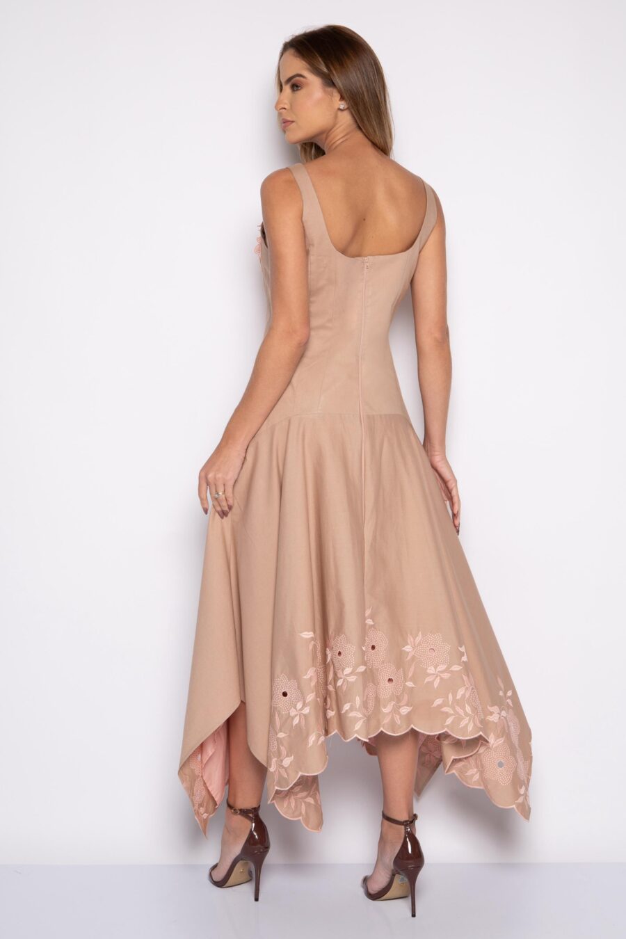 Vestido midi assimétrico bordado com alça caqui - Joana - Imagem 3