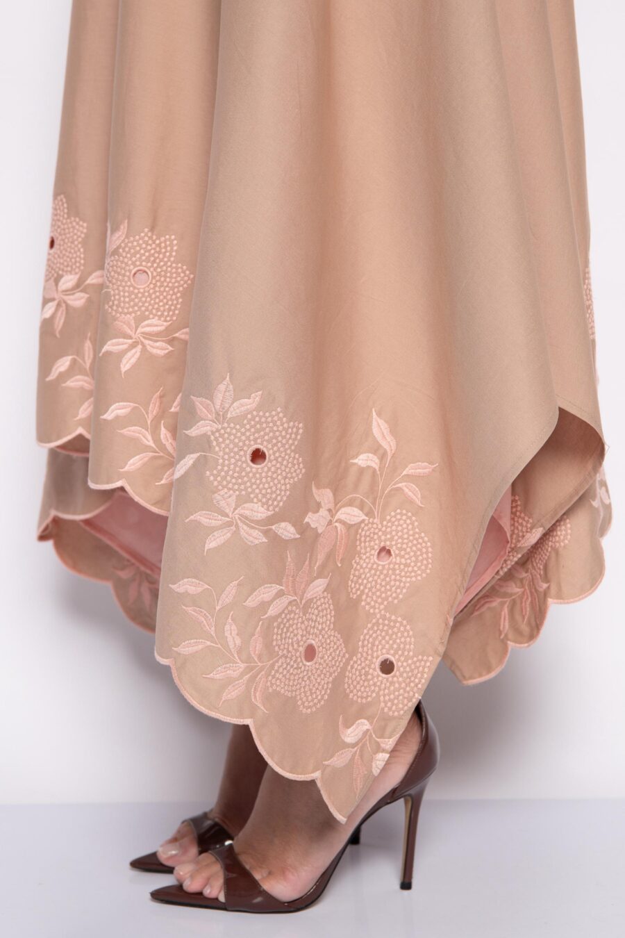 Vestido midi assimétrico bordado com alça caqui - Joana - Imagem 4