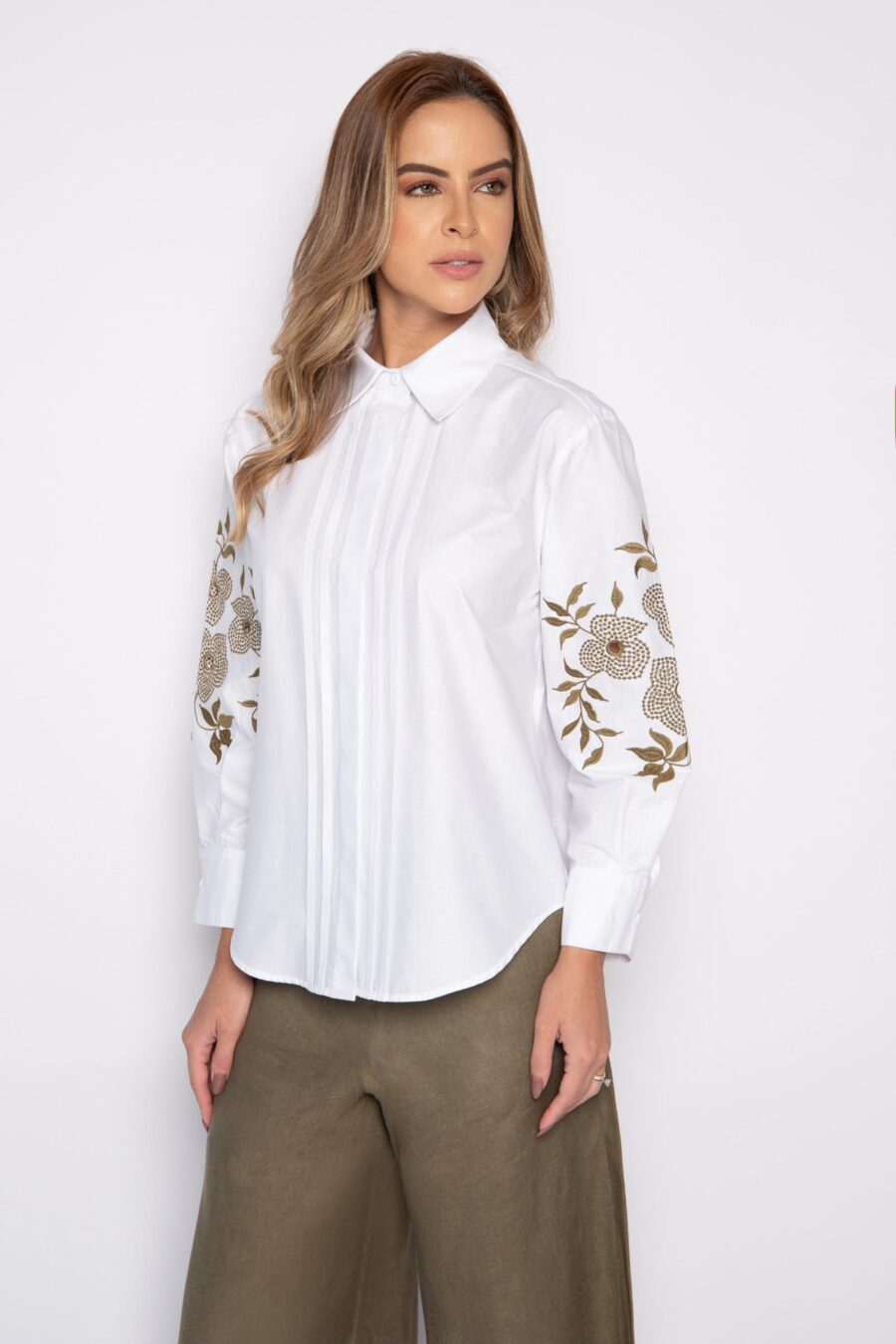 Camisa bordada com gola tradicional e nervura branca - Lizandra
