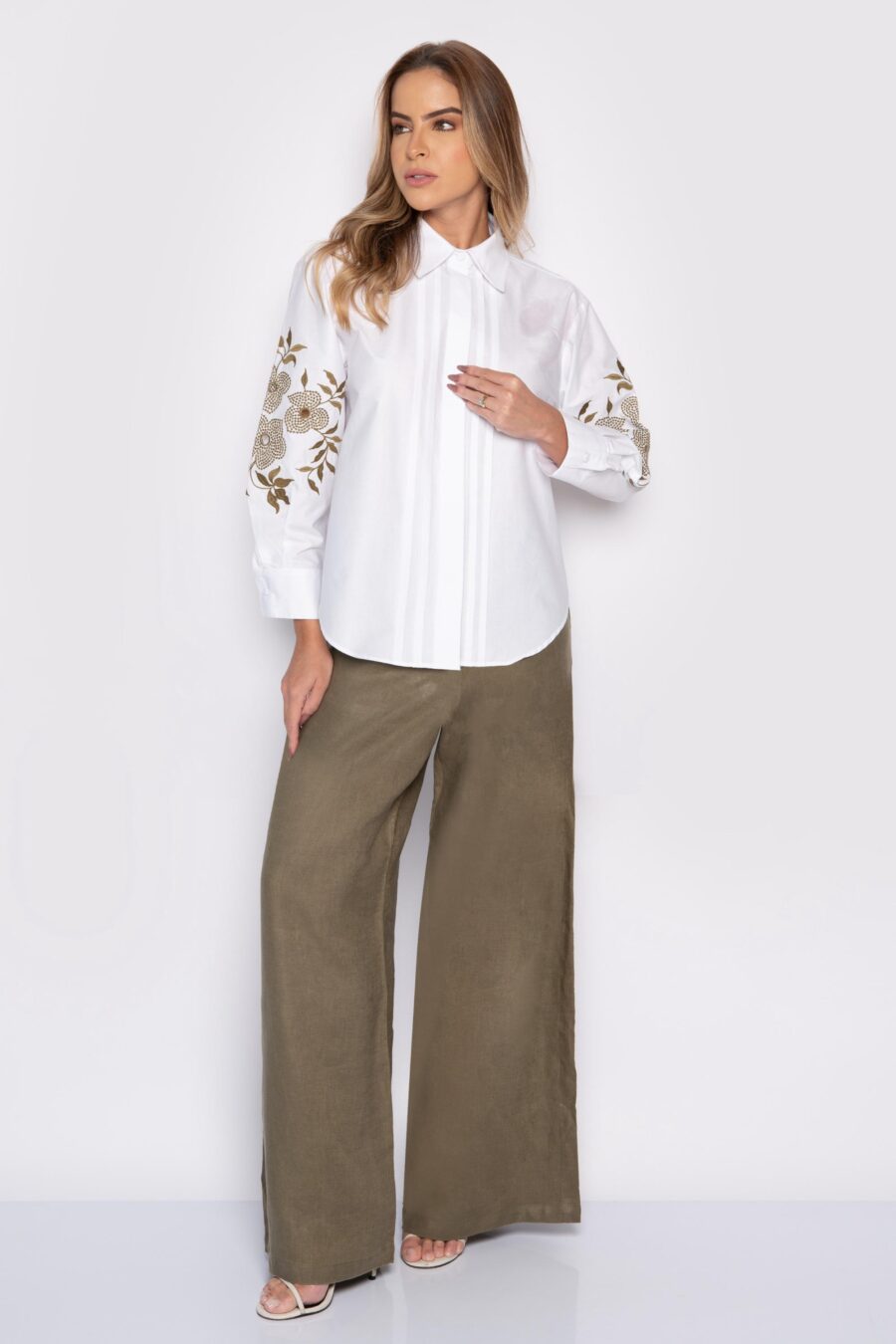 Camisa bordada com gola tradicional e nervura branca - Lizandra - Imagem 4