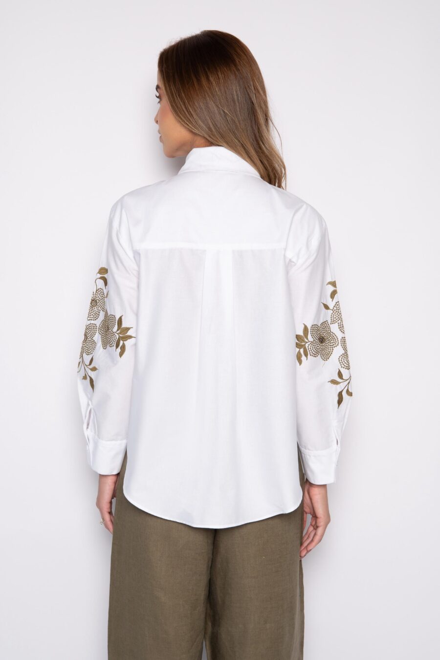 Camisa bordada com gola tradicional e nervura branca - Lizandra - Imagem 2