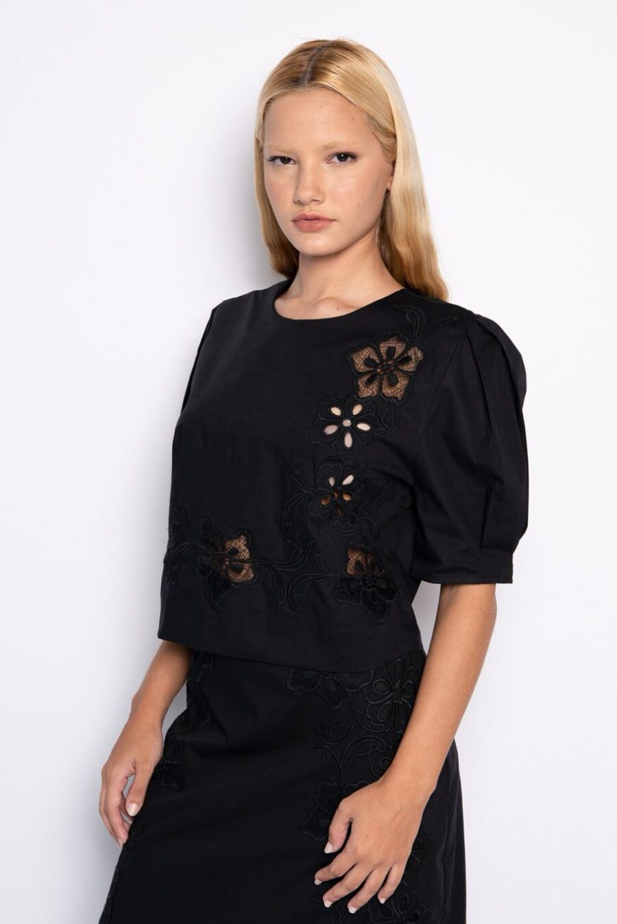 Blusa cropped com manga bufante preta - Rejane