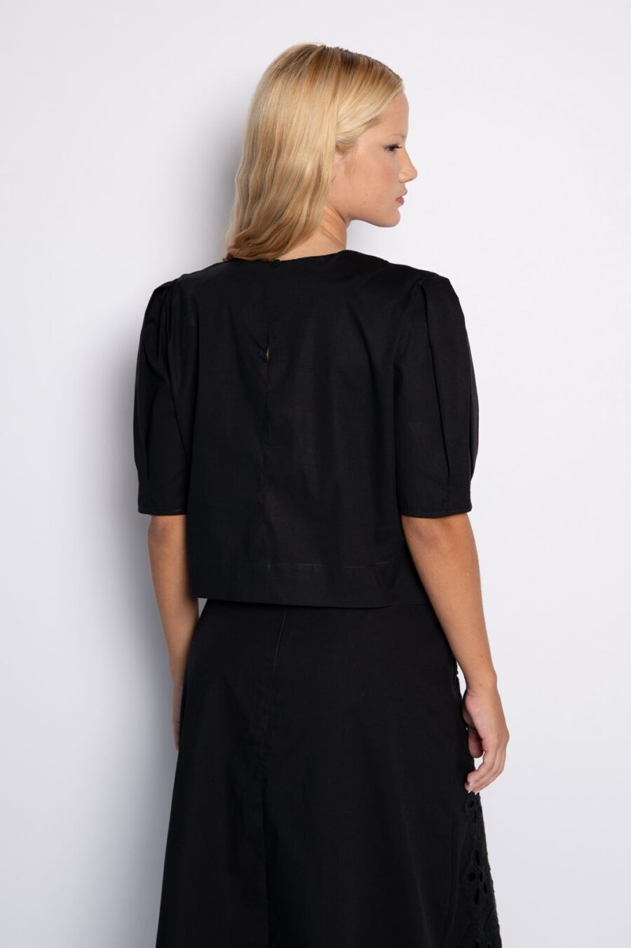 Blusa cropped com manga bufante preta - Rejane - Imagem 3