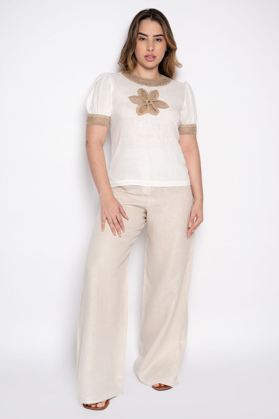 Blusa bordada com manga curta bufante off white/caqui - Clara - Imagem 2
