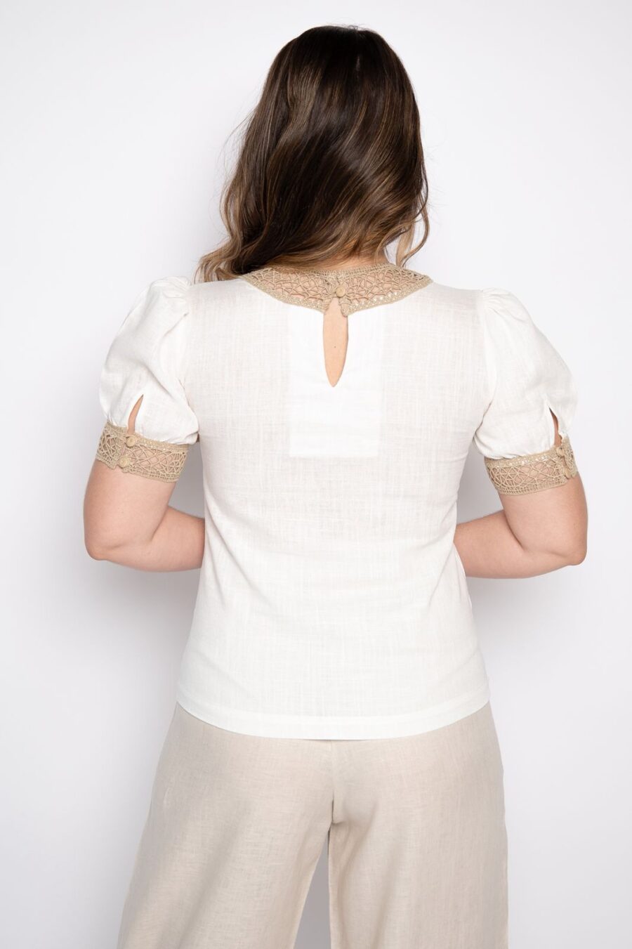 Blusa bordada com manga curta bufante off white/caqui - Clara - Imagem 4