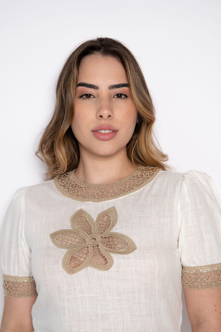 Blusa bordada com manga curta bufante off white/caqui - Clara - Imagem 3