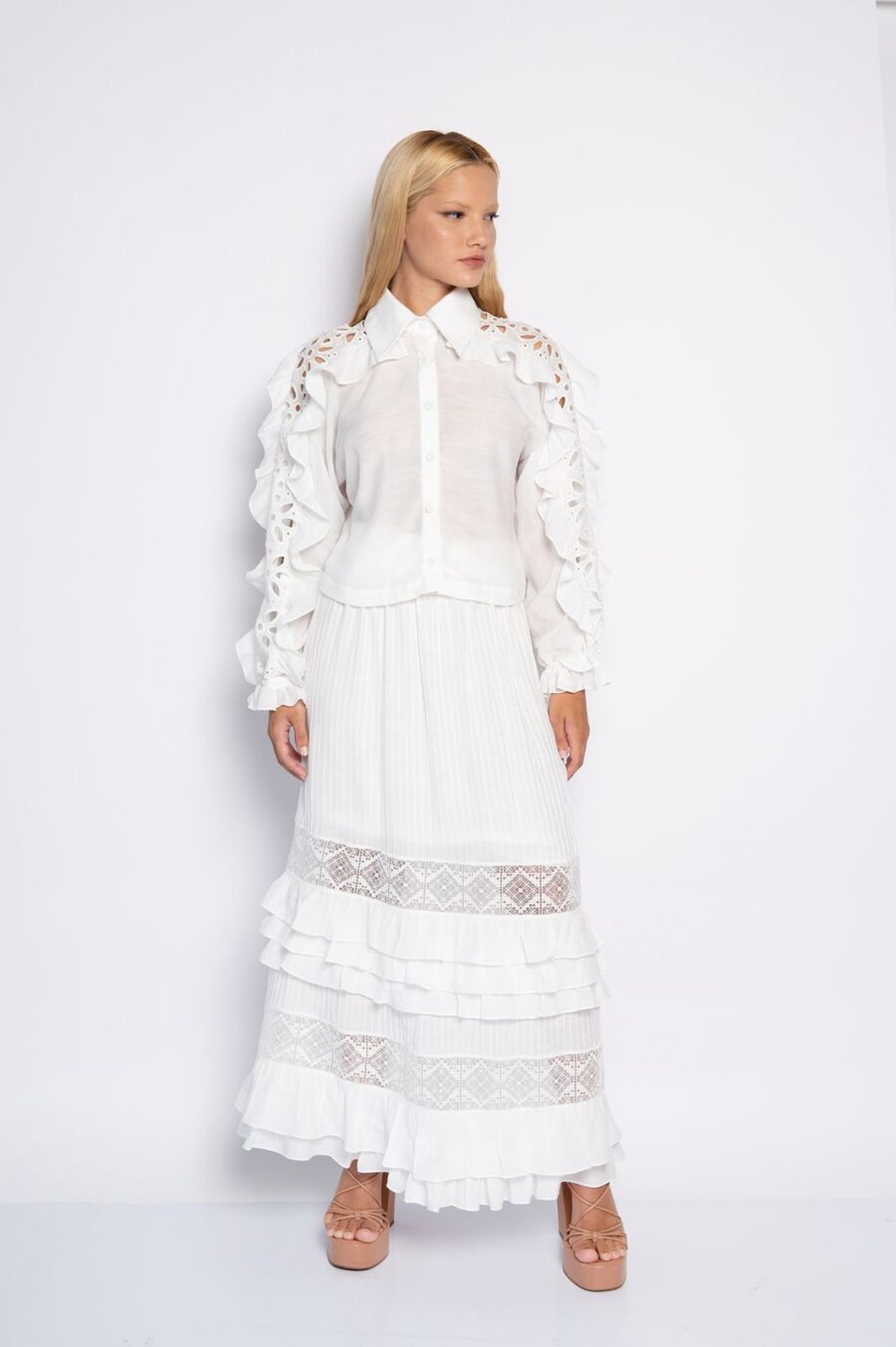 Camisa cropped com babados e bordados off white - Silmara - Imagem 2