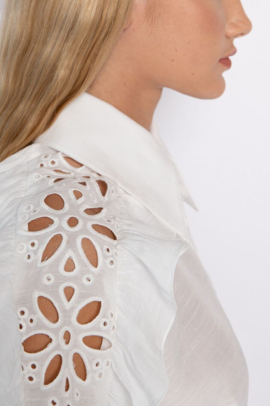 Camisa cropped com babados e bordados off white - Silmara - Imagem 4