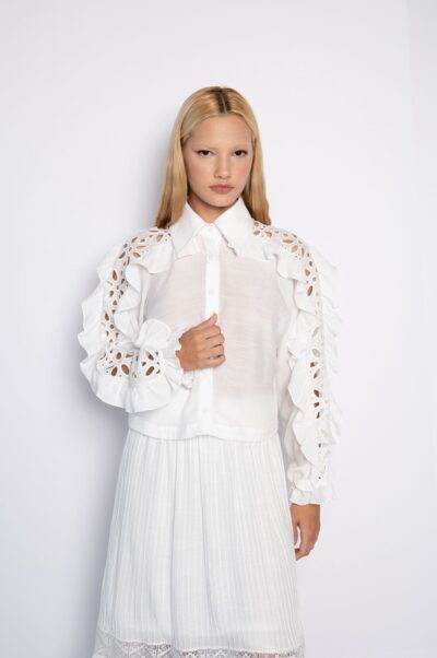 Camisa cropped com babados e bordados off white - Silmara
