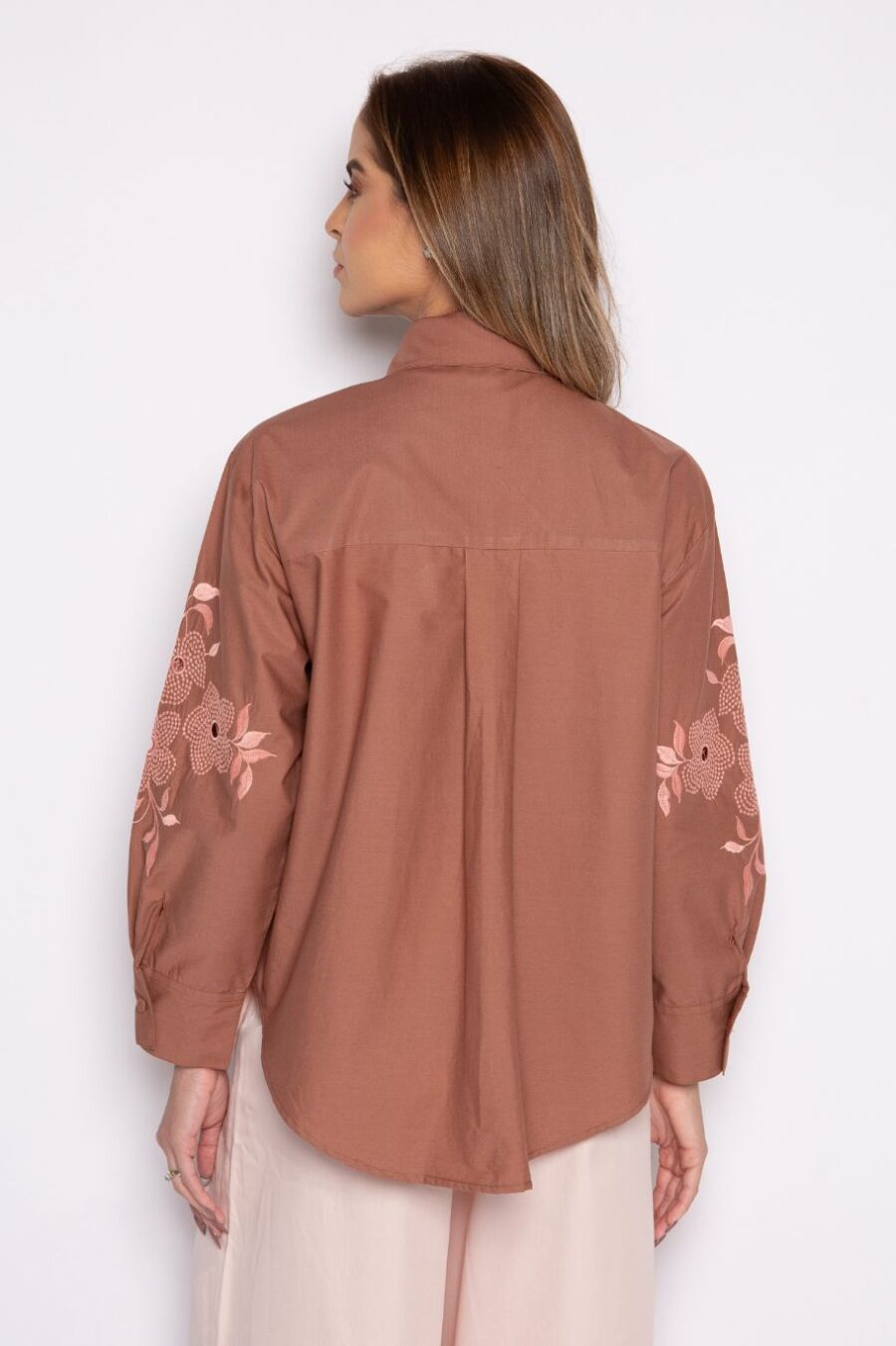 Camisa bordada com gola tradicional e nervura marrom - Lizandra - Imagem 3