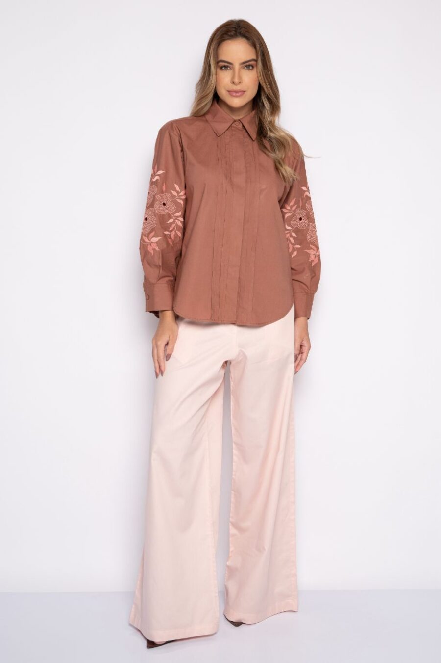Camisa bordada com gola tradicional e nervura marrom - Lizandra - Imagem 2