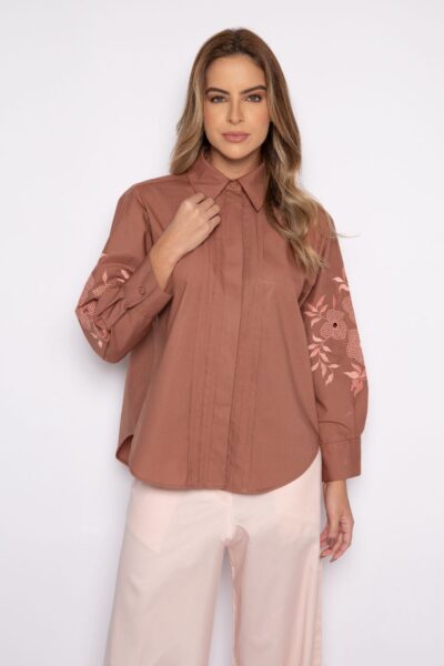 Camisa bordada com gola tradicional e nervura marrom - Lizandra