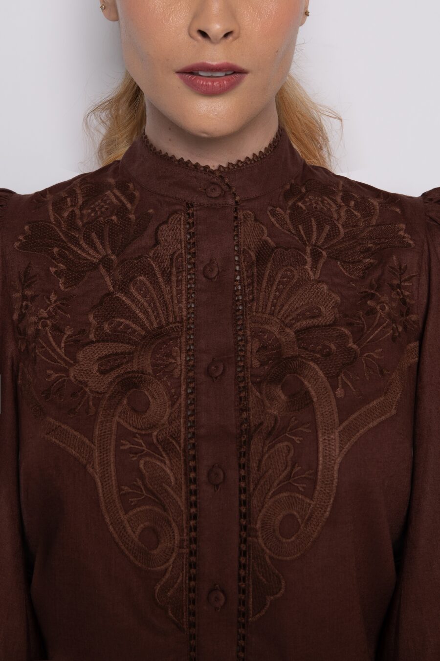 Camisa com bordado artesanal chocolate - Zélia - Imagem 4