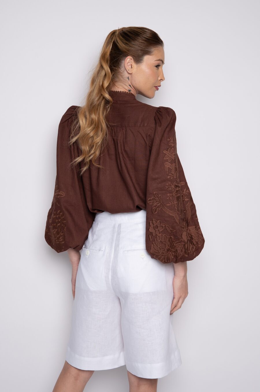 Camisa com bordado artesanal chocolate - Zélia - Imagem 3