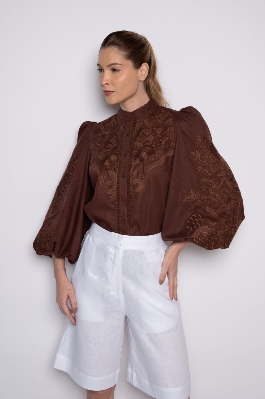 Camisa com bordado artesanal chocolate - Zélia - Imagem 2